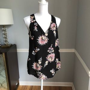 🌟 4/$20! Floral tank top with keyhole back
